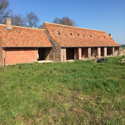 Dakrenovatie van een hoeve in rode oude Boomse pannen, Oostkamp – Brugge